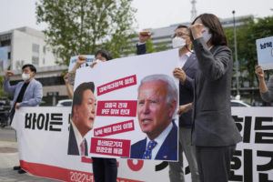 U.S., South Korean leaders meet in face of North Korea nuclear threat