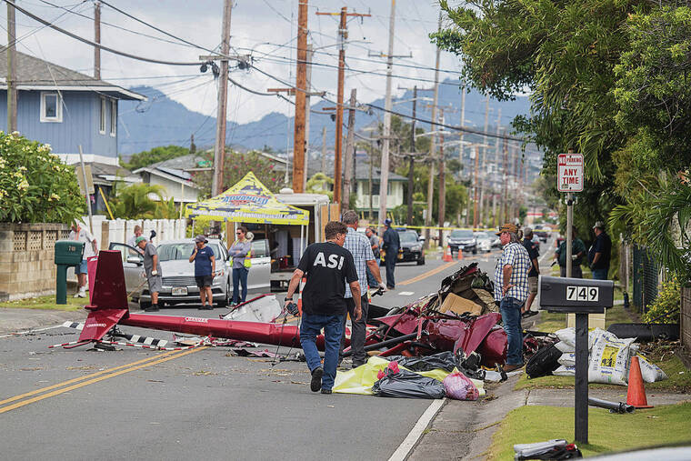 STAR-ADVERTISER / 2019
                                Investigators inspect the tour helicopter wreckage on Oneawa Street near Nowela Place in Kailua.