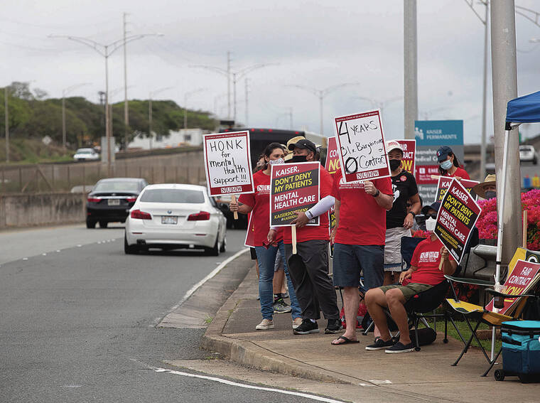 CINDY ELLEN RUSSELL / CRUSSELL@STARADVERTISER.COM
                                About two dozen mental health clinicians picketed in front of Kaiser Moanalua Medical Center on Wednesday. The three-day strike was launched amid stalled contract negotiations with Kaiser Permanente.