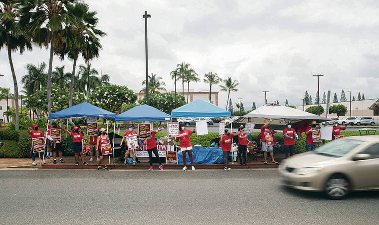 CINDY ELLEN RUSSELL / CRUSSELL@STARADVERTISER.COM
                                Kaiser Permanente mental health therapists and their supporters wrapped up a three-day strike Friday with a picket line at the Waipio Clinic.