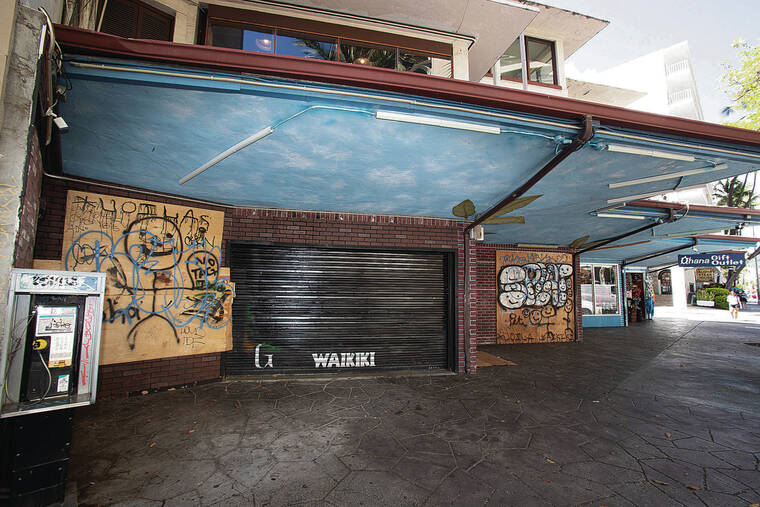 CINDY ELLEN RUSSELL / CRUSSELL@STARADVERTISER.COM
                                Boarded and graffiti-ridden windows are seen at the former Moose McGillycuddy’s Pub and Cafe on Lewers Street, an area that has become a hot spot for crime in Waikiki.