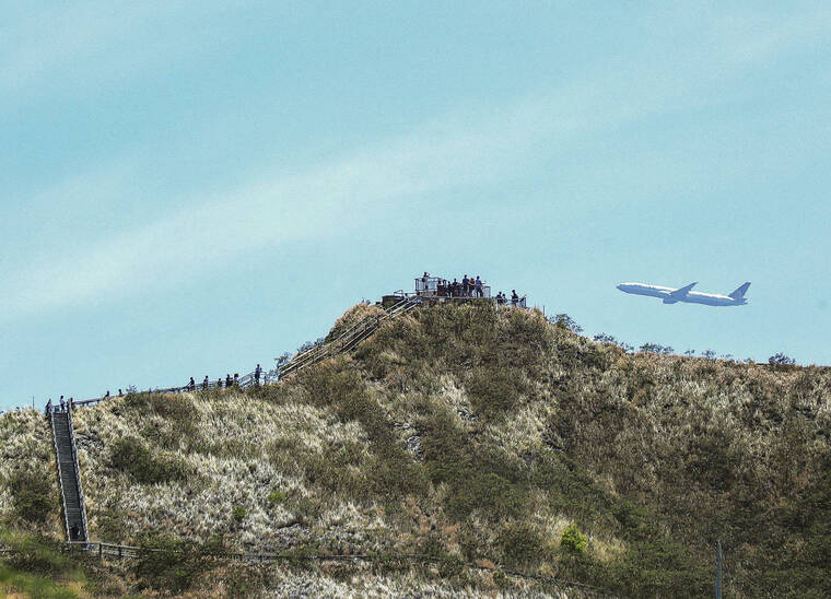 JAMM AQUINO / JAQUINO@STARADVERTISER.COM
                                Above, hikers are seen at the summit crest park.
