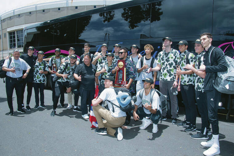 CRAIG T. KOJIMA / CKOJIMA@STARADVERTISER.COM
                                At top, the Rainbow Warriors posed for a group photo with the NCAA volleyball trophy after returning Sunday from Los Angeles to Honolulu.
