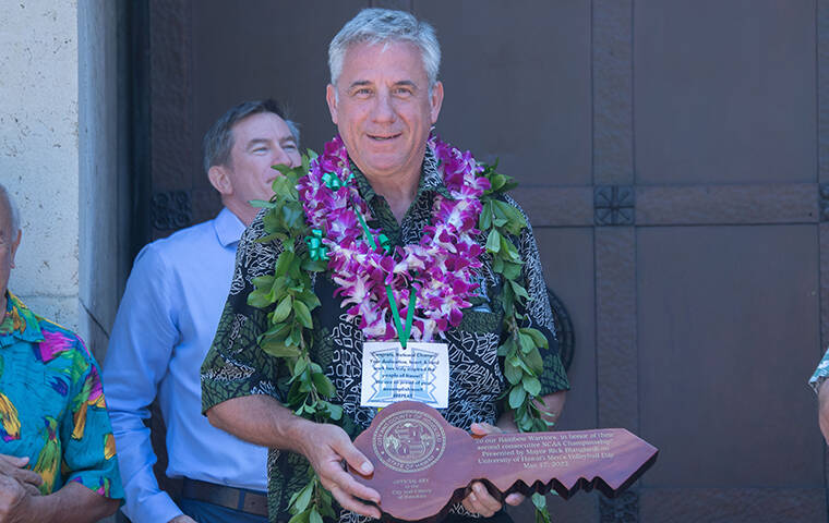 CRAIG T. KOJIMA / CKOJIMA@STARADVERTISER.COM
                                Rainbow Warriors volleyball coach Charlie Wade was given a key to the city at a ceremony held Tuesday at Honolulu Hale.