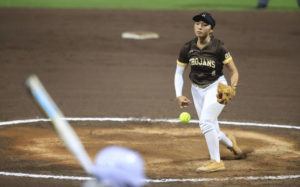 JAMM AQUINO / APRIL 30 Mililani’s Ashley Ogata (4) pitches against Kapolei during the first inning of the 2022 OIA division I championship softball game on Sunday, May 1.