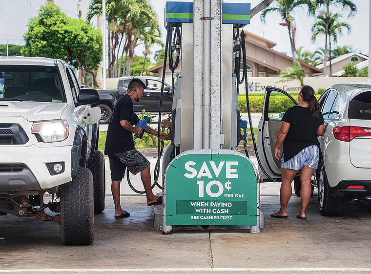 CINDY ELLEN RUSSELL / CRUSSELL@STARADVERTISER.COM
                                People filled their tanks Friday at an Aloha Gas station along Fort Weaver Road in Ewa Beach.