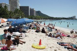 CRAIG T. KOJIMA/CKOJIMA@STARADVERTISER.COM
                                Waikiki Beach with tourists.