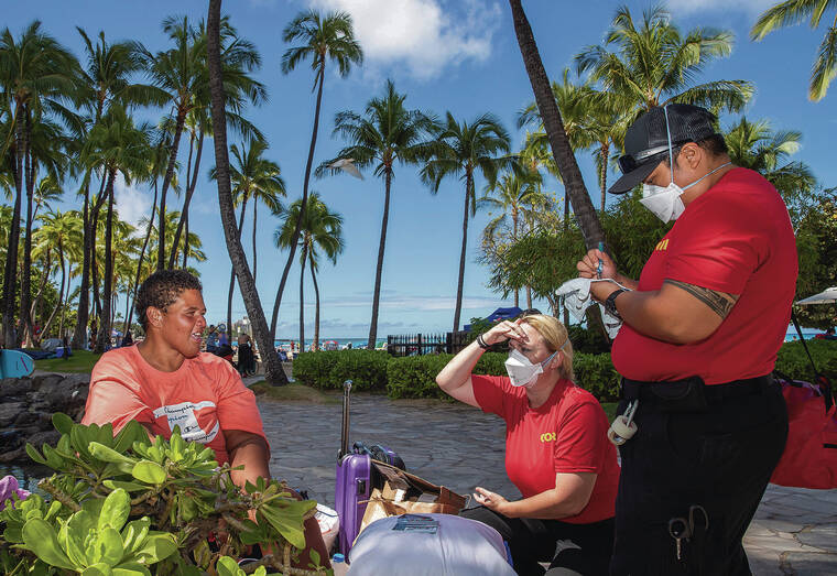 CINDY ELLEN RUSSELL / CRUSSELL@STARADVERTISER.COM
                                Delilah Makanani spoke with Molly Swanson and Fajotina. Makanani has been homeless on and off since 1984.