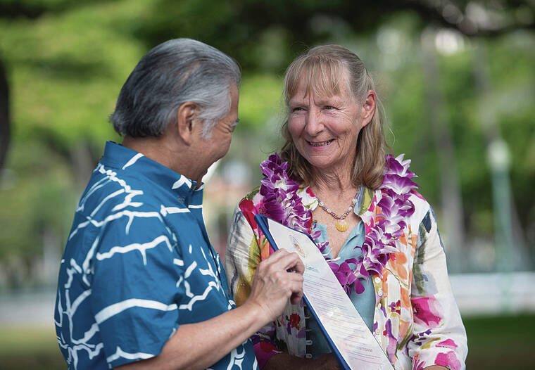 CINDY ELLEN RUSSELL / CRUSSELL@STARADVERTISER.COM
                                Gov. David Ige presented a proclamation to artist Holly Young on Thursday during a ceremony in front of the Hawaii State Library. Young created the bronze statue of Patsy Mink.