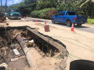 CRAIG T. KOJIMA / CKOJIMA@STARADVERTISER.COM
                                Board of Water Supply crews continue to work on a 30-inch water main break, which caused a car to fall in a sinkhole near Punaluu Beach Park and wrecked havoc on North Shore Kamehameha Highway traffic this weekend.