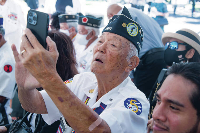 CRAIG T. KOJIMA / CKOJIMA@STARADVERTISER.COM
                                Bob Imose took a photo during Saturday’s event, which honored Korean War veterans and their family members, as well as Korean Americans.