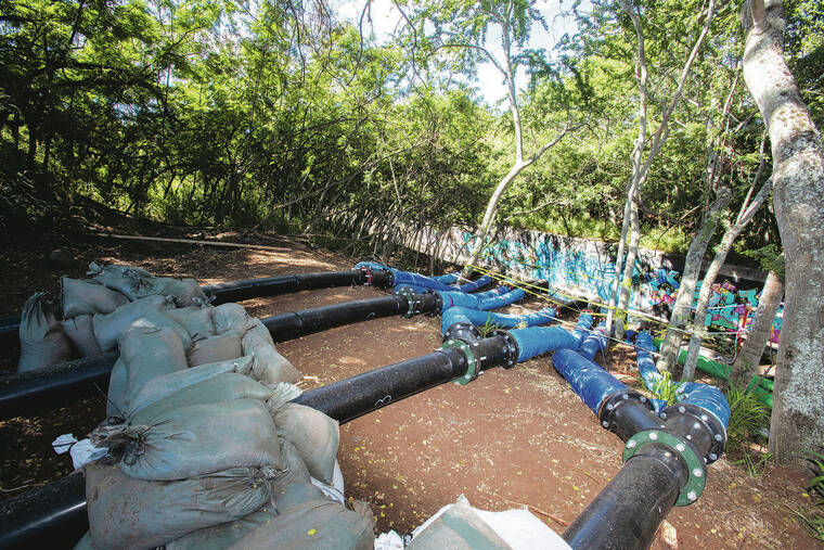 CINDY ELLEN RUSSELL / CRUSSELL@STARADVERTISER.COM
                                The Navy is sending treated water through pipes to Halawa Stream.