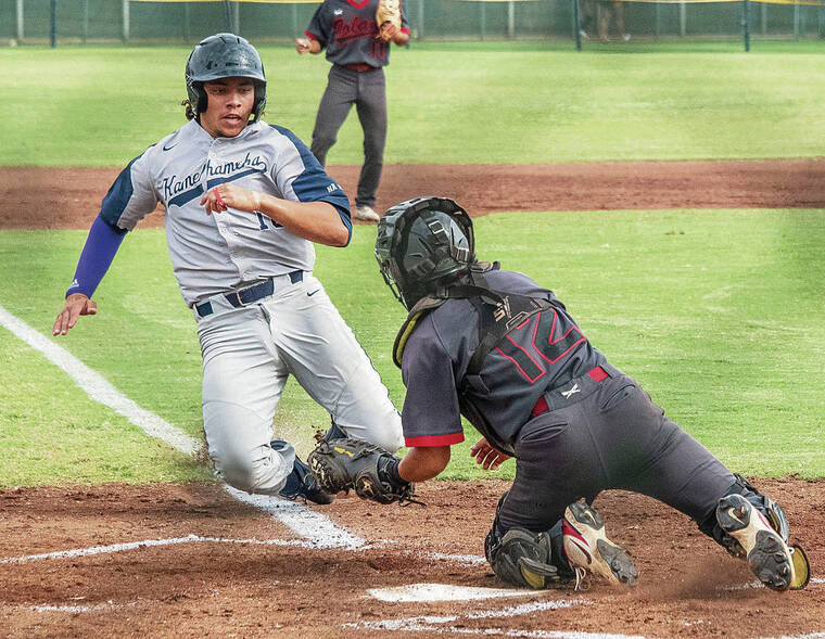 CRAIG T. KOJIMA / MARCH 8
                                Kamehameha’s Beau Sylvester tried to score in a game against ‘Iolani.