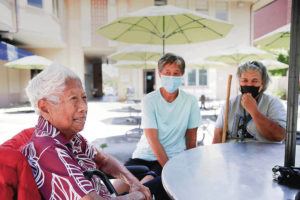 JAMM AQUINO / JAQUINO@STARADVERTISER.COM 
                                Former Wahine basketball coach Patsy Dung, left, smiled while talking story with fellow athletes Raelene Domingues, middle, and Sweetie Kaulukukui at the UH Manoa campus on June 12.