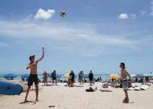 CINDY ELLEN RUSSELL / CRUSSELL@STARADVERTISER.COM
                                Keaton Evans, 15, (left) and his brother, Jett, 12, volley while at Kuhio Beach in Waikiki.