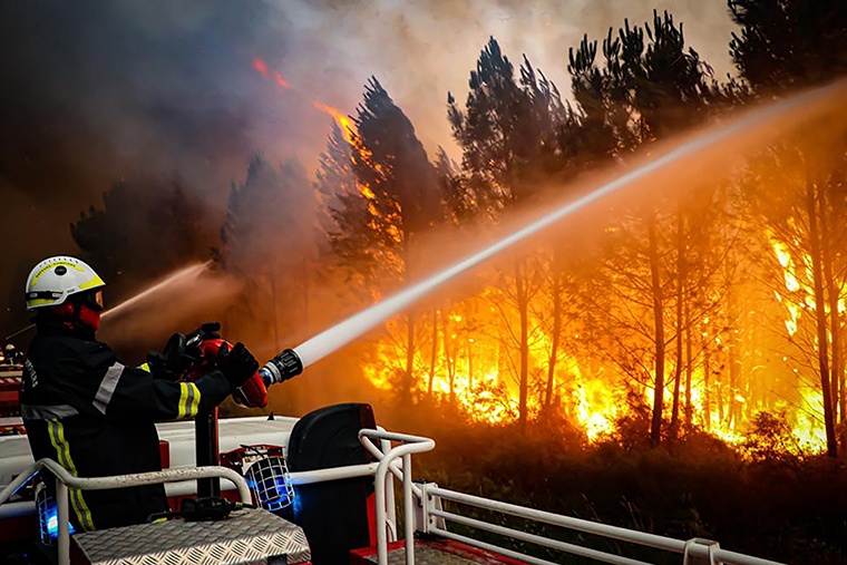 Milhares de bombeiros combatem os incêndios florestais em Portugal