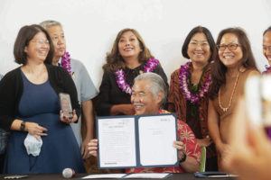 CINDY ELLEN RUSSELL / CRUSSELL@STARADVERTISER.COM
                                Governor David Ige holds Senate Bill 2214 which establishes a digital literacy program to be overseen by the Board of Education and implemented by the state librarian to promote digital literacy.