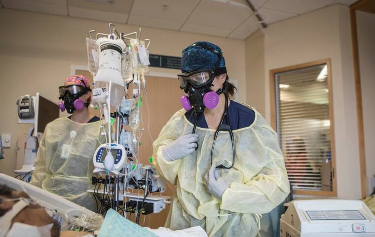 KIRSTEN LUCE / THE NEW YORK TIMES
                                Health care workers wear elastomeric respirators as they visit patients at Yale New Haven Hospital in New Haven, Conn., in April 2020. Experts say the U.S. government has unintentionally encouraged a dependency on imported masks by failing to promote elastomeric respirators, a reusable mask that is domestically produced.