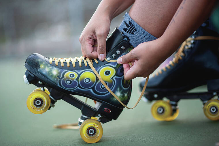 CABLE HOOVER / SPECIAL TO THE STAR-ADVERTISER
                                Tori Wonsowicz laces up her roller skates.