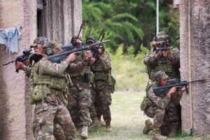 JAMM AQUINO / JAQUINO@STARADVERTISER.COM
                                Military personnel from Tonga, Sri Lanka, Malaysia, Australia and the United States participated Monday in Rim of the Pacific joint training exercises in Waimanalo. Above, marines assaulted a building complex.
