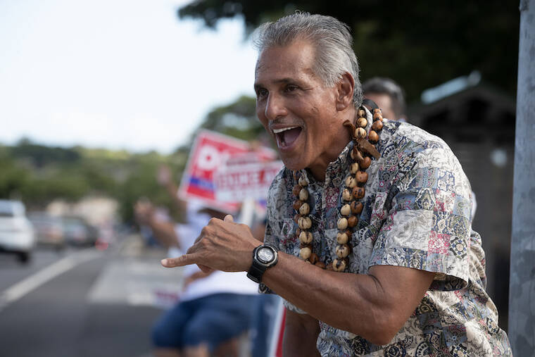 GEORGE F. LEE / GLEE@STARADVERTISER.COM
                                Republican gubernatorial candidate Duke Aiona sign waves to passing motorists this afternoon at the intersection of Fort Weaver Road and Laulaunui Street.