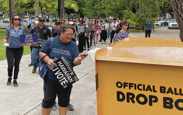 ANDREW GOMES / AGOMES@STARADVERTISER.COM
                                Kalena Chun deposited her ballot in a city ballot drop box at Honolulu Hale on Monday during an event urging Native Hawaiians to vote.