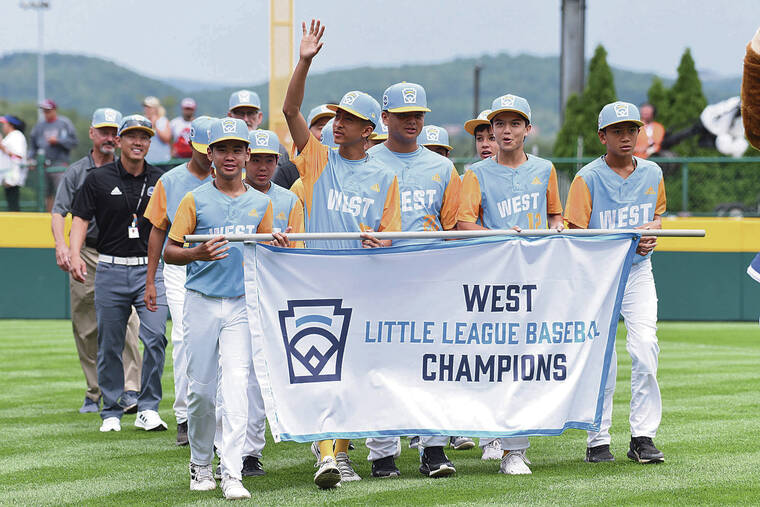 BRETT CROSSLEY / SPECIAL TO THE STAR-ADVERTISER
                                The Honolulu team waved to the crowd during the opening ceremonies of the Little League World Series in Williamsport, Pa., early on Wednesday.