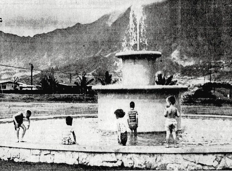 STAR-ADVERTISER
                                Children play in the Poha­kupu Park fountain.