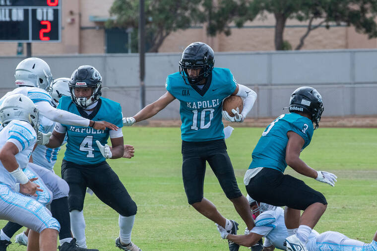 CRAIG T. KOJIMA / AUG. 6
                                Kapolei’s Malachi Tapaoan was the team’s leading receiver, accumulating 80 yards on just three receptions, two of which were touchdowns.