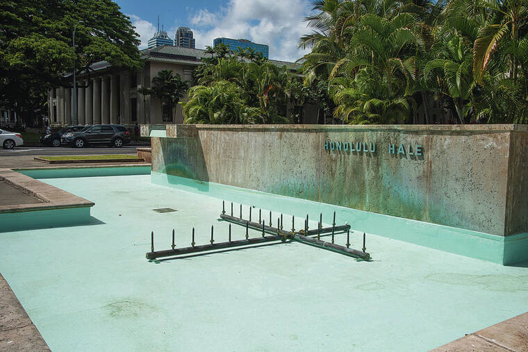 CRAIG T. KOJIMA / CKOJIMA@STARADVERTISER.COM
                                Honolulu Hale’s water fountain was turned off in June to conserve water.