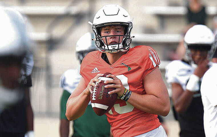 STEVEN ERLER / SPECIAL TO THE STAR-ADVERTISER 
                                UH quarterback Brayden Schager looked for a receiver during Saturday’s practice at Ching Complex.