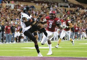 ASSOCIATED PRESS
                                Hawaii wide receiver Jalen Walthall pulls in a touchdown catch against New Mexico State defensive back Linwood Crump.
