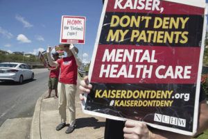 CINDY ELLEN RUSSELL / CRUSSELL@STARADVERTISER.COM 
                                Mental health care workers picketed and waved signs Tuesday in front of Kaiser Permanente Moanalua Medical Center.