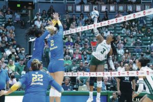 CRAIG T. KOJIMA / CKOJIMA@ STARADVERTISER.COM 
                                Hawaii middle blocker Amber Igiede tried to spike the ball past a double block of UCLA players during the third set on Sunday.