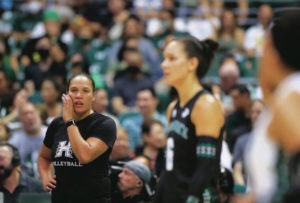 JAMM AQUINO / JAQUINO@STARADVERTISER.COM
                                Hawaii head coach Robyn Ah Mow, left, might take the floor against her fellow alums today.