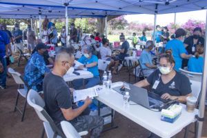 CRAIG T. KOJIMA / SEPT. 11
                                Hawaii health officials said today that they are now counting COVID-19 reinfection cases in their weekly counts. Shown here, the Queen’s Health System held a drive-thru flu and COVID-19 vaccination clinic at The Queen’s Medical Center-West O‘ahu this month.