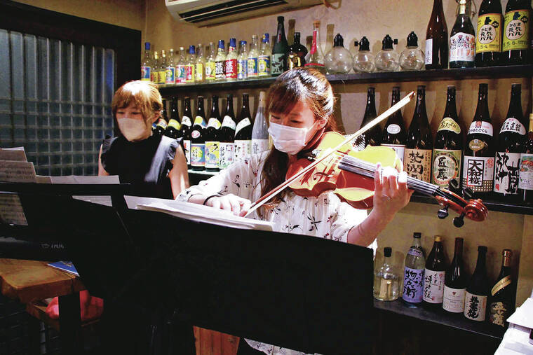 JAPAN NEWS-YOMIURI / MAY 23
                                Kansai Philharmonic Orchestra violinist Matsuno Noguchi performs at Torimaru, a restaurant in Kadoma, Osaka prefecture.
