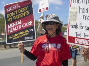 CINDY ELLEN RUSSELL / SEPT. 27
                                Mental healthcare workers picket in front of the Kaiser Permanente Moanalua Medical Center on Tuesday, Sept. 27.