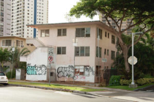 CRAIG T. KOJIMA /CKOJIMA@STARADVERTISER.COM
                                The city is considering buying 1615 Ala Wai, a derelict apartment building sandwiched between the Watermark, one of Oahu’s toniest condominiums, and freshly renovated walk-ups.