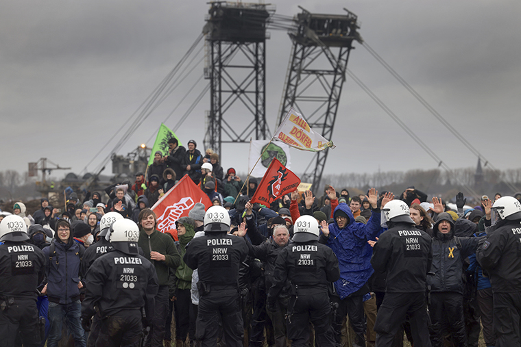 Photo of Tausende protestieren gegen den Ausbau des Kohlebergbaus in Deutschland