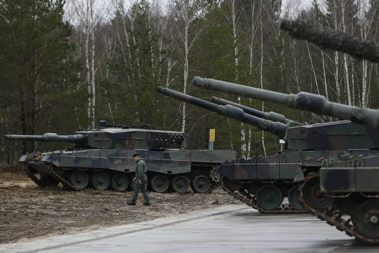 Polscy urzędnicy monitorują szkolenie Ukraińców na nowych czołgach