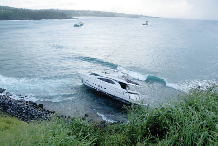 yacht sinks in maui