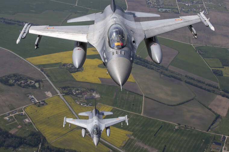 ES palankiai vertina F-16 sprendimą apmokyti Ukrainos pilotus