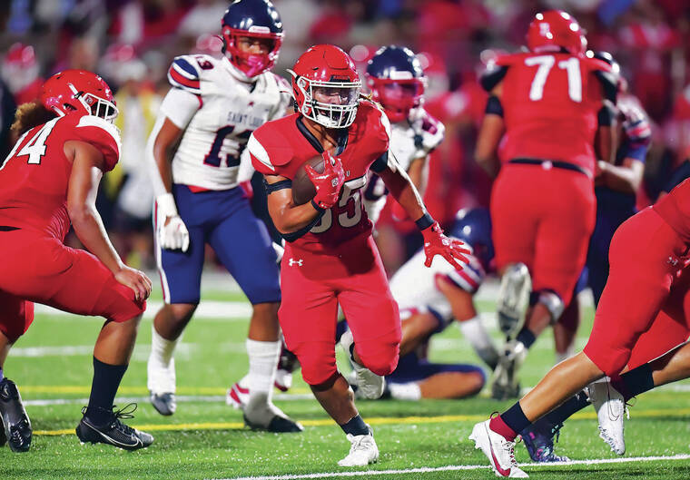 STEVEN ERLER / SPECIAL TO THE STAR-ADVERTISER
                                Kahuku running back Va’aimalae Fonoti ran the ball during the first half.