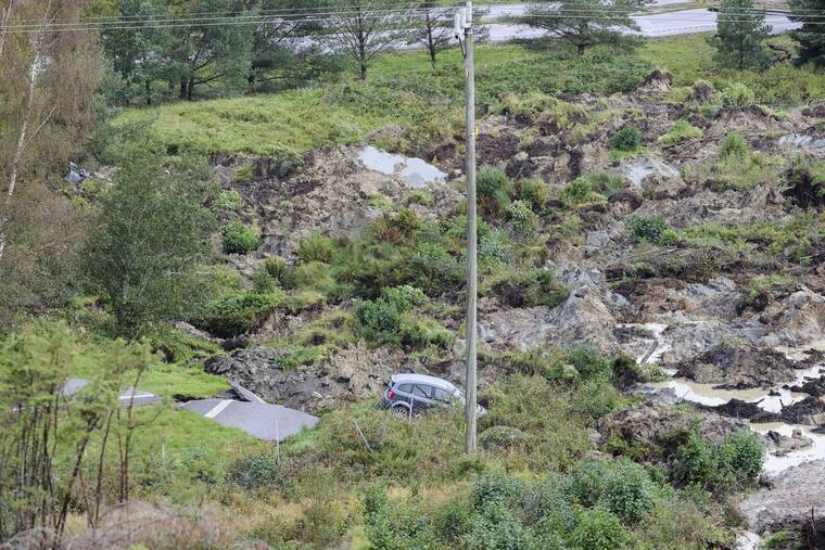 Jordskred i Sverige forårsaker stort synkehull på motorveien