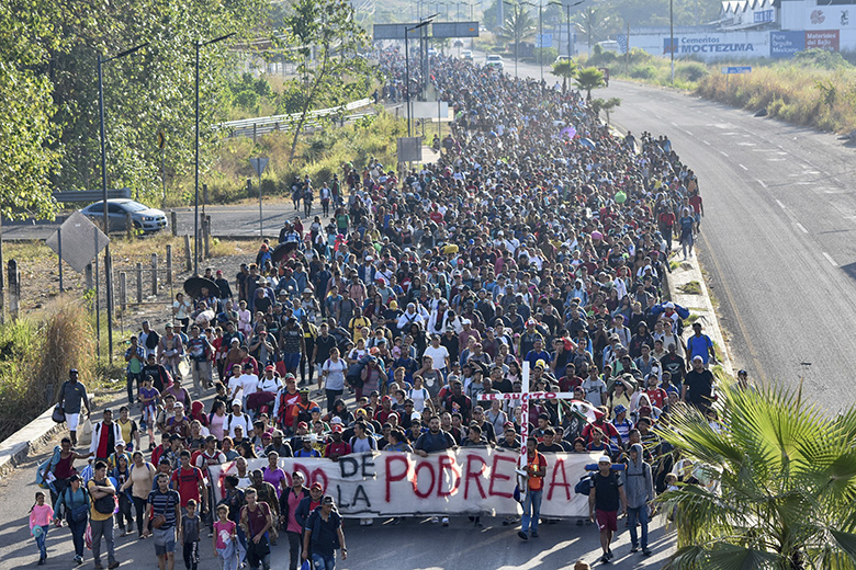 Miles se unen a caravana de migrantes en México