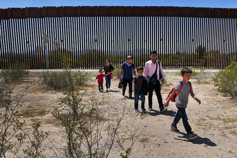 La abrumadora llegada de inmigrantes provoca el cierre del cruce fronterizo de Arizona