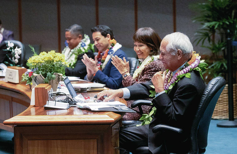CINDY ELLEN RUSSELL / CRUSSELL@STARADVERTISER.COM
Hawaii senators applauded as Sen. Mike Gabbard, right, was recognized Wednesday during opening day of the Hawaii Legislature.