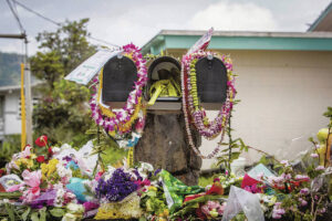 CINDY ELLEN RUSSELL / CRUSSELL@STARADVERTISER.COM
                                Above, a makeshift memorial has grown in front of the Manoa home at Waaloa Place where a family of five died in a murder-suicide Sunday.