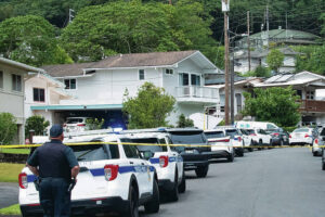 CRAIG T. KOJIMA / CKOJIMA@STARADVERTISER.COM
                                Honolulu police Sunday investigated the homicide scene at the white house above on Waaloa Street in Manoa.